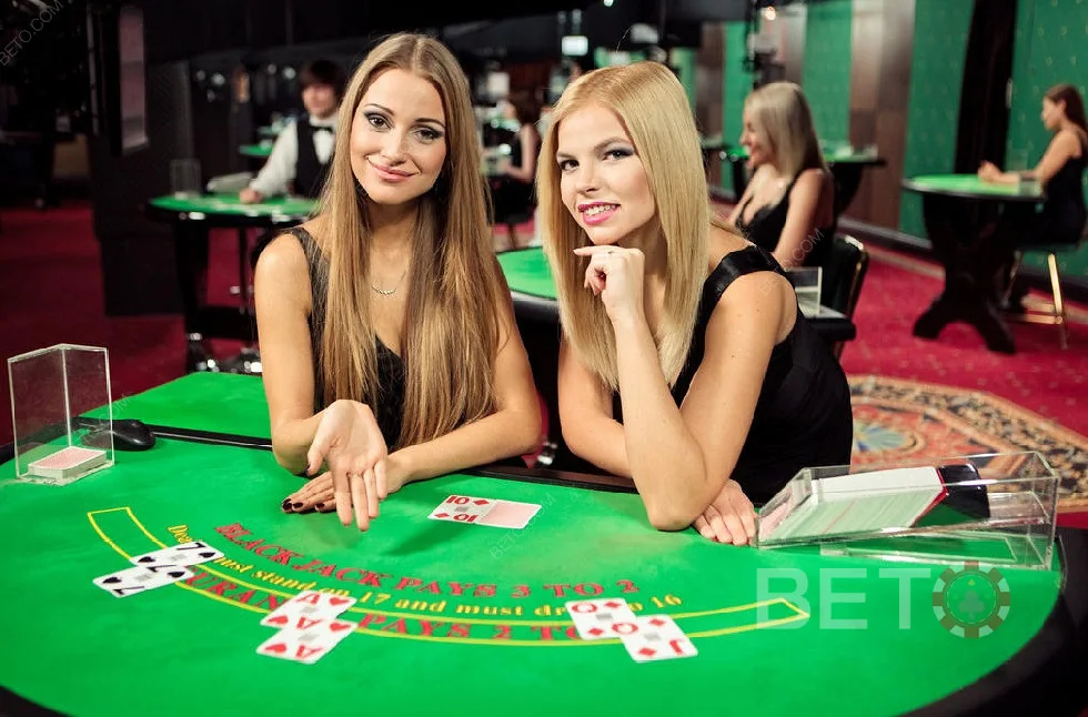 Suasana meja kasino live dengan dealer dan layar permainan